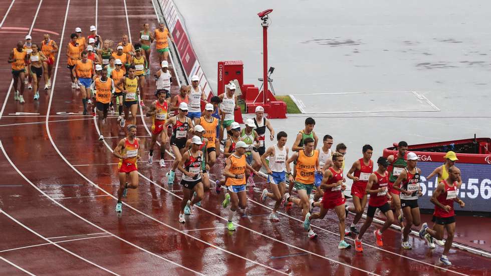 Os atletas portugueses Odete Fiuza acompanhada pelo seu guia António Sousa e Manuel Mendes (C) em ação na Maratona Paralímpica nas classes T12 e T46 respetivamente, esta manhã no Estádio Olímpico de Tóquio, nos jogos Paralímpicos de Toquio 2020, Japão, 05 de Setembro de 2021. MIGUEL A. LOPES/LUSA