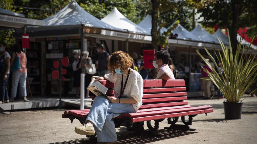Visitantes da 8.ª edição da Feira do Livro do Porto, Jardins do Palácio de Cristal, Porto, 27 de agosto de 2021. JOSÉ COELHO/LUSA