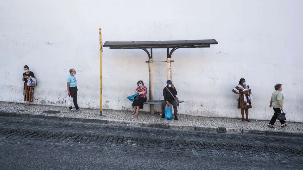 Pessoas cumprem o distanciamento social enquanto esperam por um autocarro numa paragem na Pontinha, Odivelas, 24 de junho de 2020. O governo determinou medidas mais restritivas para a Área Metropolitana de Lisboa devido ao aumento dos casos de covid-19. Odivelas é um dos concelhos onde todas as freguesias encontram-se com vigilância mais apertada. (ACOMPANHA TEXTO DA LUSA DO DIA 25 DE JUNHO DE 2020). MÁRIO CRUZ/LUSA