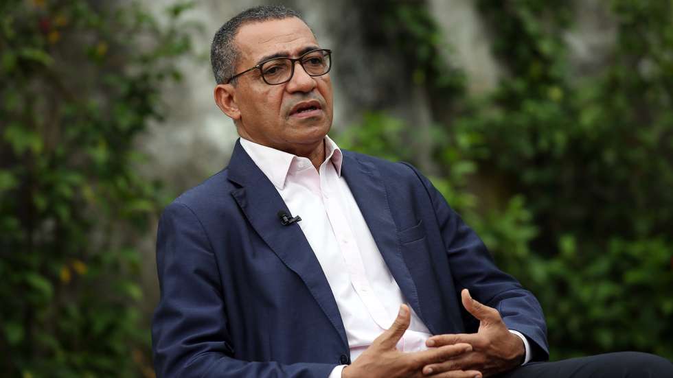 O Presidente eleito, Carlos Vila Nova, durante uma entrevista à Agência Lusa, após vencer as eleições presidenciais em São Tomé e Príncipe