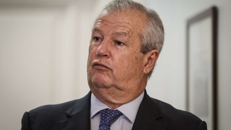 O presidente da Confederação do Turismo de Portugal, Francisco Calheiros, em declarações à comunicação social após uma reunião com o presidente do PSD Rui Rio (ausente na fotografia), na sede do partido em Lisboa, 10 de dezembro de 2020. RODRIGO ANTUNES/LUSA