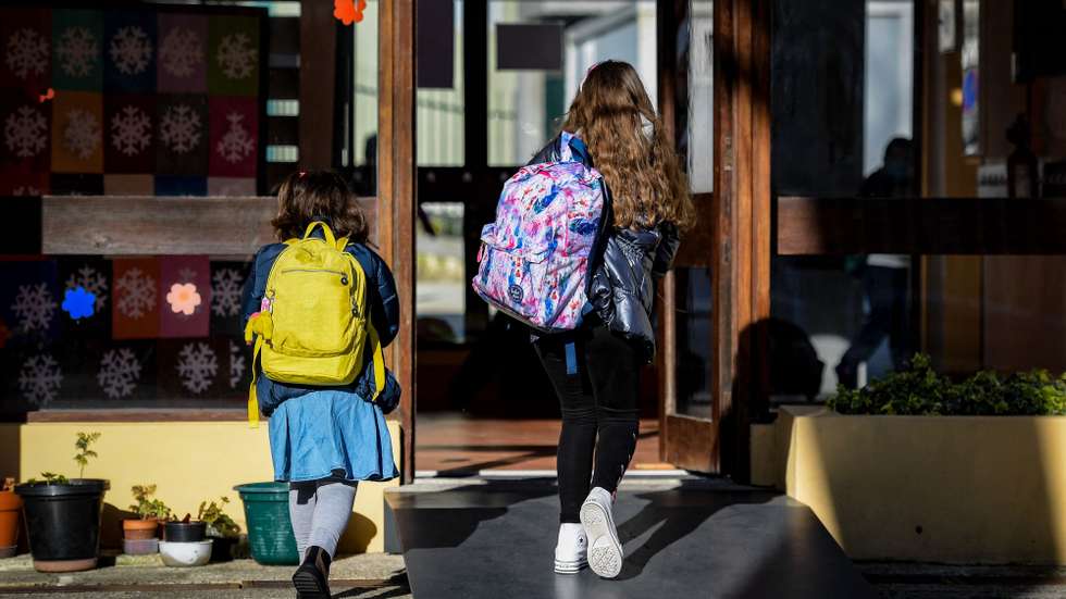 Alunos do ensino básico na Escola EB Joaquim Nicolau de Almeida, regressam às aulas, após período de confinamento obrigatório devido à pandemia Covid-19, Vila Nova de Gaia, 15 de março de 2021.  FERNANDO VELUDO/LUSA