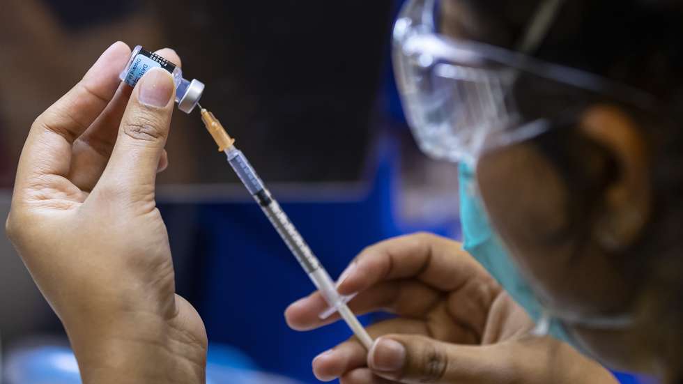 epa09464806 A health care worker prepares a Pfizer vaccine in the pharmacy of the Heidelberg Repatriation Hospital vaccination hub in Melbourne, Australia, 13 September 2021. A series of pop-up vaccination hubs will be set up in schools and COVID-hit areas, while an extra 400,000 Pfizer and Moderna doses are also heading to the state as part of a three-week blitz.  EPA/DANIEL POCKETT AUSTRALIA AND NEW ZEALAND OUT