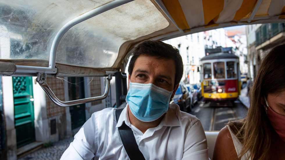 No tuk tuk, Ferreira falou das dificuldades destes profissionais. Aproveitou para culpar Medina pela visão da cidade, entregue às mãos do mercado, e do turismo
