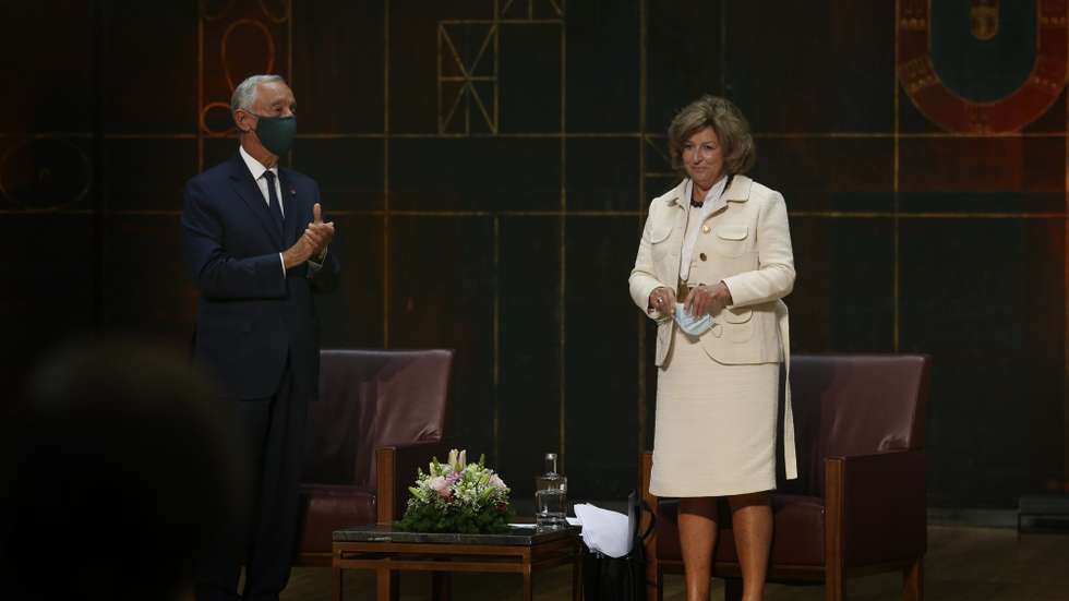 Leonor Beleza (D), acompanhada pelo Presidente da Republica, Marcelo Rebelo de Sousa e pelo reitor da Universidade de Lisboa, António Cruz Serra (ausente na fotografia), durante a cerimónia de atribuição do título de Doutor Honoris Causa que lhe é atribuído pela Universidade de Lisboa, na Aula Magna da Reitoria da Universidade de Lisboa, 17 de setembro de 2021. MANUEL DE ALMEIDA/LUSA