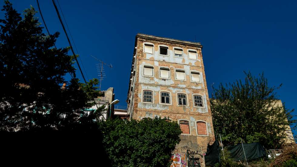 O documento elenca um conjunto de dificuldades que a autarquia tem tido nos últimos anos para conseguir a aplicação deste agravamento fiscal em prédios que se encontram devolutos