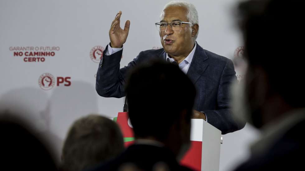 O secretário-geral do Partido Socialista (PS), António Costa, discursa no almoço/comício com o candidato à Câmara de Odivelas, Hugo Martins (ausente da imagem), no Mosteiro de Odivelas, 24 de setembro de 2021. TIAGO PETINGA/LUSA