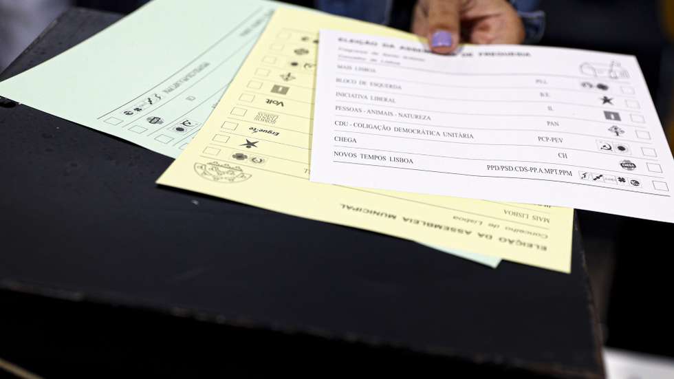 Um cidadão eleitor recebe os boletins de voto nas  eleições autárquicas, em Lisboa, 26 de setembro de 2021. Este domingo  mais de 9,3 milhões eleitores podem votar nas eleições Autárquicas, para eleger  aqueles que vão liderar, nos próximos quatro anos, os 308 municípios e as 3091 freguesias. ANTÓNIO COTRIM/LUSA
