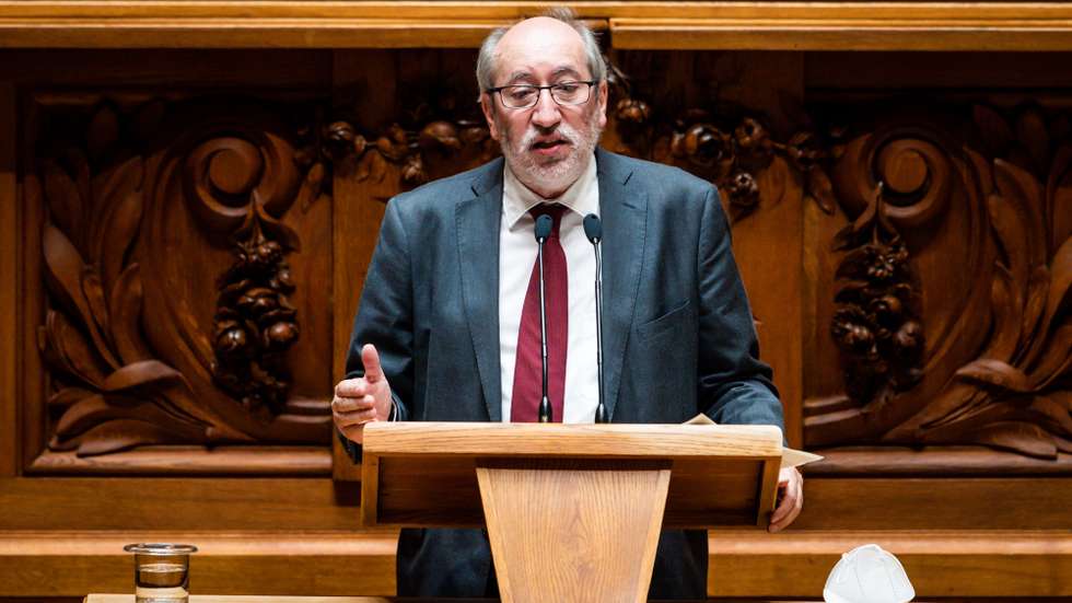O deputado do Partido Comunista Português, António Filipe, usa da palavra no debate sobre a reformulação das forças e serviços de segurança que exercem atividade de segurança interna, no quadro da reafetação de competências do Serviço de Estrangeiros e Fronteiras,  na Assembleia da República, em Lisboa, 09 de julho de 2021. JOSÉ SENA GOULÃO/LUSA