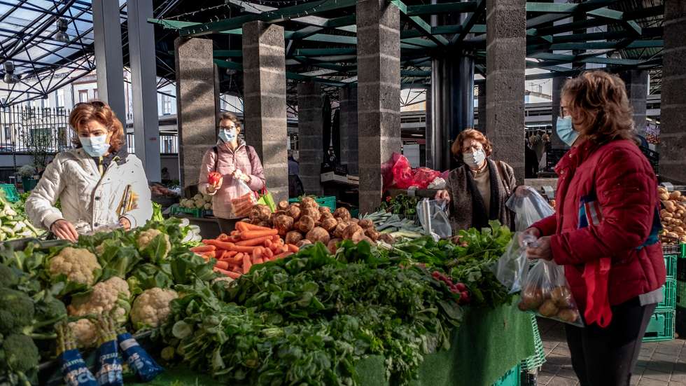 Populares fazem compras esta manhã no Mercado da Graça, em Ponta Delgada, na ilha de São Miguel, Açores, 09 de janeiro de 2021. A ilha de São Miguel, tem a partir desta sexta-feira novas medidas de contenção da covid-19, como limitação de ajuntamentos, recolher obrigatório, limitação de horário de restaurantes e lojas, e também encerramento de escolas. (ACOMPANHA TEXTO DA LUSA). EDUARDO COSTA/LUSA