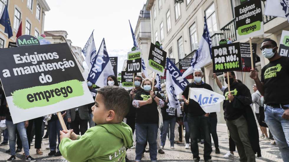 Cerca de uma centena de trabalhadores do Millennium e Santander em greve, manifestaram-se em frente à sede do Millennium na rua Augusta, contra os despedimentos nas duas instituições, em Lisboa, 01 de outubro de 2021. TIAGO PETINGA/LUSA