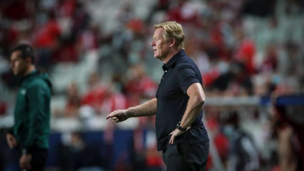epa09496339 FC Barcelona head coach Ronald Koeman reacts during the UEFA Champions League group E soccer match Benfica vs FC Barcelona in Lisbon, Portugal, 29 September 2021.  EPA/MANUEL DE ALMEIDA