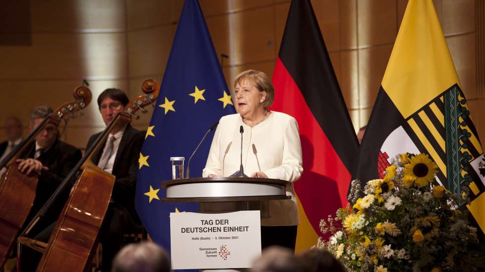 epa09503195 German Chancellor Angela Merkel speaks during a ceremony on the occasion of the Day of German Unity at Haendel Hall in Halle/Saale, Germany, 03 October 2021.  EPA/JOHANNES STEIN / POOL