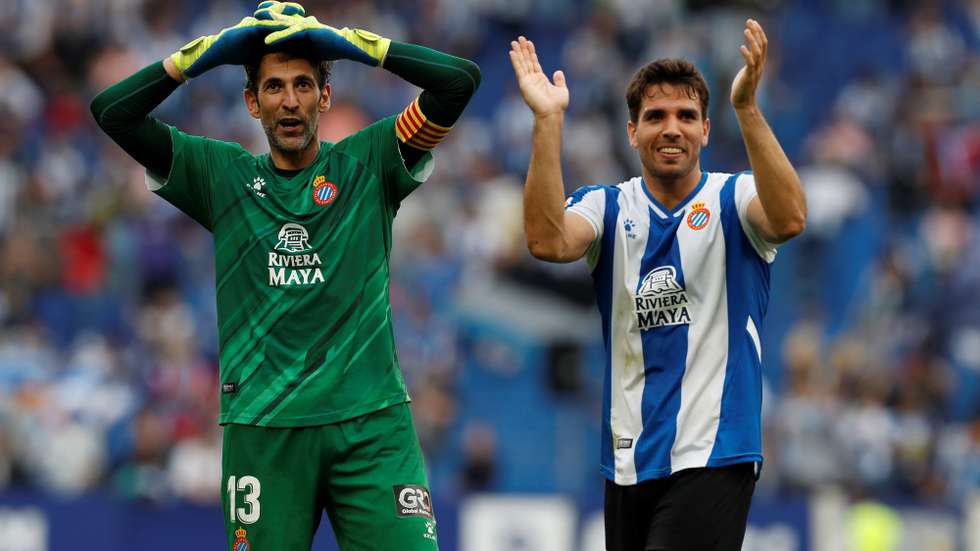 epa09503891 Espanyol's players celebrate after defeating Real Madrid in their Spanish LaLiga soccer match at RCD Stadium in Barcelona, Catalonia, Spain, 03 October 2021.  EPA/Alberto Estevez