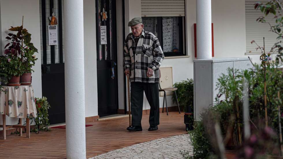 Um morador na Aldeia de São José de Alcalar, um lar em que os idosos vivem de forma autónoma em 52  residências, em Portimão, 18 de dezembro de 2020. Construída em 1990, a aldeia social, com uma população de 115 habitantes, foi edificada na freguesia da Mexilhoeira Grande, nos arredores de Portimão, sendo composta por 52 apartamentos de tipologia T1, T2 e T3, com vários serviços de apoio, entre os quais lavandaria, refeitório, salas de convívio, serviços médicos e de enfermagem e espaços ajardinados. (ACOMPANHA TEXTO DA LUSA DO DIA 22 DE DEZEMBRO DE 2020). LUÍS FORRA/LUSA