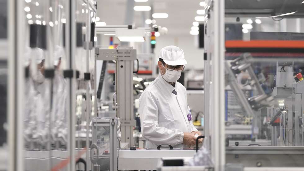 Um funcionário da fábrica de componentes elétricos e eletrónicos para automóveis, Visteon, no dia da visita do ministro de Estado, da Economia e da Transição Digital, Pedro Siza Vieira (ausente da fotografia), no âmbito da cerimónia de comemoração dos 30 anos da fábrica, em Palmela, 29 de setembro de 2021. RUI MINDERICO/LUSA