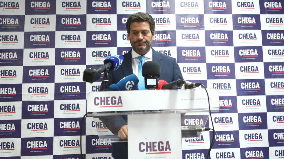 O presidente do Chega, André Ventura, à chegada para uma conferência de imprensa na sede do partido sobre a decisão do Tribunal Constitucional, que considerou ilegais as alterações de estatutos feitas na Convenção de setembro do ano passado, em Lisboa, 01 de outubro de 2021. ANTÓNIO PEDRO SANTOS