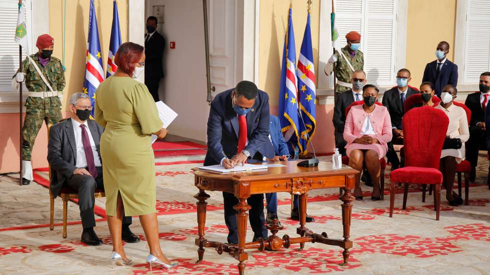 O vice-primeiro-ministro e ministro das Finanças Olavo Correia (C), durante a cerimonia de posse dada pelo Presidente da República de Cabo Verde, Jorge Carlos Fonseca (E) do VIII Governo Constitucional do país, que continua a ser liderado pelo primeiro-ministro Ulisses Correia e Silva, Cidade da Praia, Cabo Verde, 20 maio 2021.  FERNANDO DE PINA / LUSA