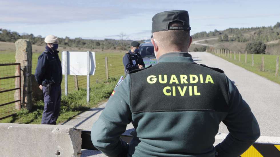 A GNR está a vigiar diariamente as doze fronteiras secundárias existentes no distrito da Guarda, ao longo de 100 quilómetros, que permanecem fechadas no âmbito das medidas do Governo para combate à pandemia da covid-19, Batocas, Sabugal, 23 de fevereiro de 2021. No distrito da Guarda, nos concelhos de Figueira de Castelo Rodrigo, Almeida e Sabugal, existem doze fronteiras, que estão temporariamente encerradas, mas que são vigiadas diariamente pela GNR e pela Guardia Civil de Espanha, como constatou a agência Lusa durante o acompanhamento de uma ação. (ACOMPANHA TEXTO DE 24 DE FEVEREIRO DE 2021). MIGUEL PEREIRA DA SILVA/LUSA