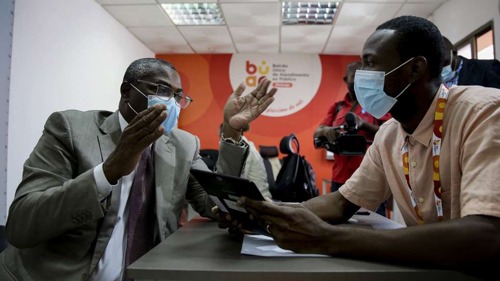 Abel Chivukuvuku (E), coordenador da Frente Patriótica Unida (FPU), plataforma política eleitoral na oposição, proclamada na passada terça-feira, em Luanda, com o objetivo de alcançar o poder em 2022, atualizou o seu registo eleitoral juntamente com os políticos Adalberto Costa Júnior e Filomeno Vieira Lopes, ambos coordenadores adjuntos da FPU, Luanda, Angola, 7 de outubro de 2021.  AMPE ROGÉRIO/LUSA