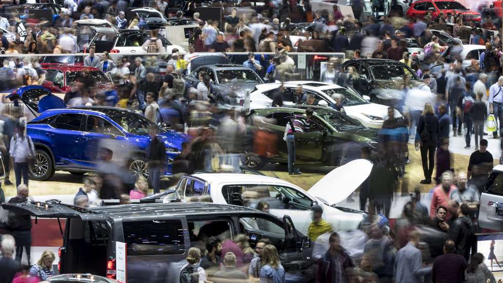 epa07442306 epa07442253 People look at cars as they visit the 89th Geneva International Motor Show, in Geneva, Switzerland, 16 March 2019. The Motor Show open its gates to the public from 07 to 17 March, presenting more than 180 exhibitors and more than 100 world and European premieres.  EPA/LAURENT GILLIERON  EPA-EFE/LAURENT GILLIERON