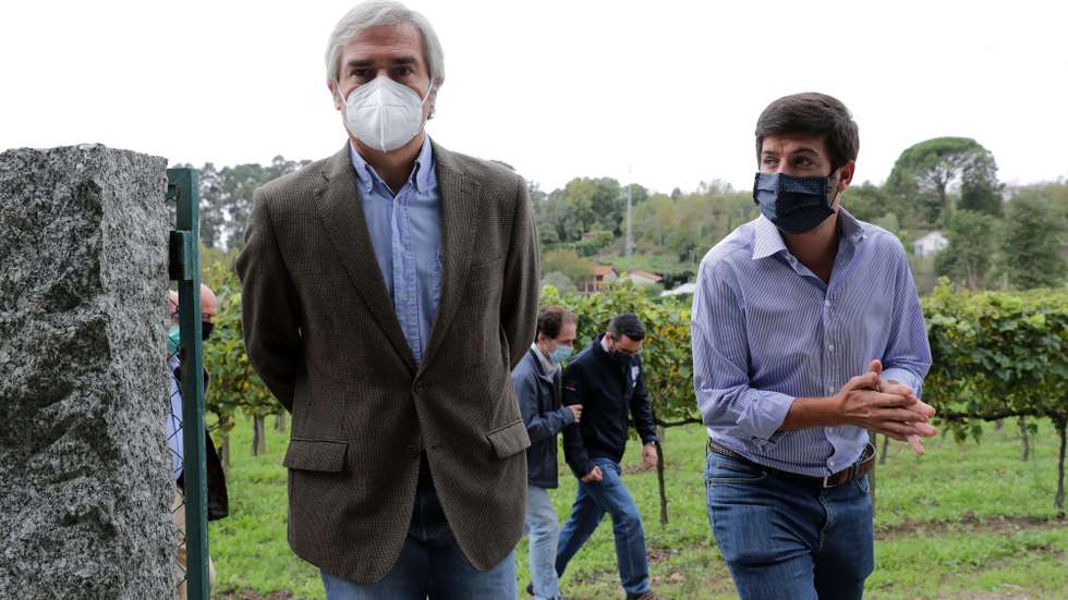 O presidente do CDS-PP, Francisco Rodrigues dos Santos (D), com o eurodeputado Nuno Melo durante a visita à Quinta da Aveleira em Guimarães, 26 setembro 2020. ESTELA SILVA/LUSA