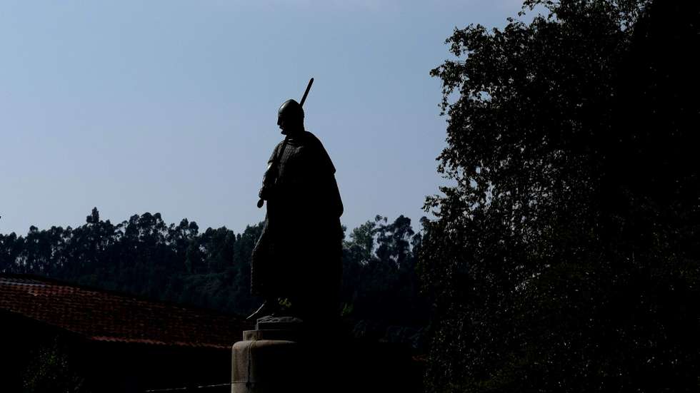 Estátua de D. Afonso Henriques, que se encontra junto do Paço dos Duques de Bragança, perto do Castelo, Guimarães, 24 de Junho de 2015. A Estátua de D. Afonso Henriques, é uma obra de Soares dos Reis. HUGO DELGADO/LUSA