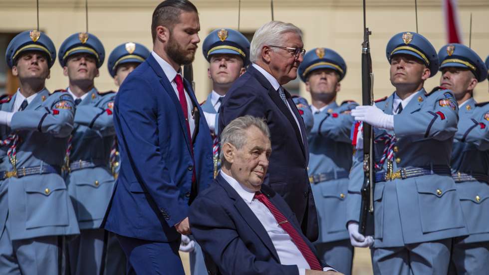epa09429899 Czech President Milos Zeman (L) and German President Frank-Walter Steinmeier (R) inspect guards of honor at Prague Castle in Prague, Czech Republic, 26 August 2021.  EPA/MARTIN DIVISEK