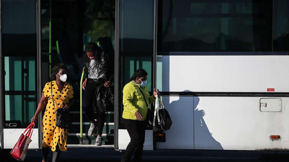 Utentes à saída de um autocarro dos Transportes Sul do Tejo (TST), em Cacilhas, Almada, 20 de maio de 2020. O transporte rodoviário foi reforçado com a entrada do segunda fase do desconfinamento devido à pandemia da covid-19, apesar disso as carreiras continuam com poucas pessoas o que contrasta com a grande utilização dos transportes fluviais da Transtejo/Soflusa. (ACOMPANHA TEXTO). MÁRIO CRUZ/LUSA