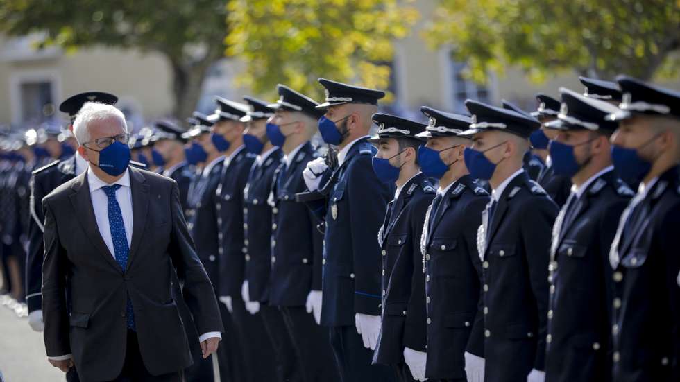 O ministro da Administração Interna, Eduardo Cabrita (E), passa revista aos novos 744 polícias em parada que acabaram o 16ª curso de Polícia de Segurança Pública na Escola Prática de Polícia em Torres Novas, 11 de outubro de 2021. PAULO CUNHA /LUSA