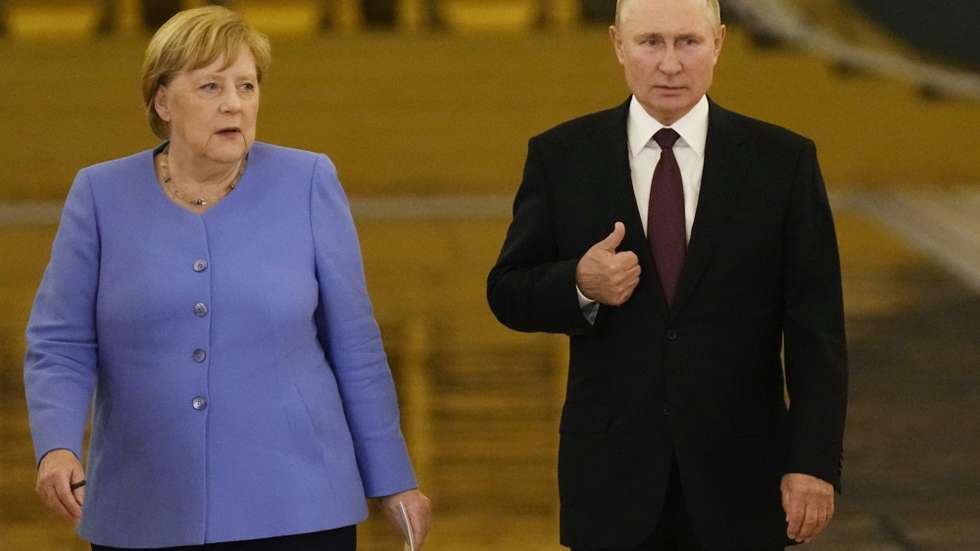 epa09422163 German Chancellor Angela Merkel (L) and Russian President Vladimir Putin (R) arrive for a joint news conference following their talks in the Kremlin in Moscow, Russia, 20 August 2021.  German Chancellor Angela Merkel is on a working visit in Moscow.  EPA/ALEXANDER ZEMLIANICHENKO / POOL