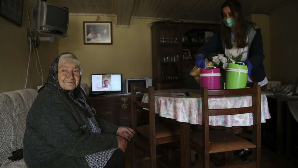 Elementos da Santa Casa da Misericórdia de Castro Daire prestam apoio diário ao domicilio às pessoas mais debilitadas e isoladas, na maioria idosos e com carências sociais, em Castro Daire, 19 de março de 2020. A Direção-Geral da Saúde (DGS) elevou hoje o número de casos confirmados de infeção para 785, mais 143 do que na quarta-feira. O número de mortos no país subiu para três. NUNO ANDRÉ FERREIRA/LUSA