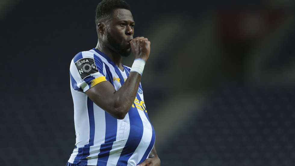 epa08808542 FC Porto's Chancel Mbemba celebrates after scoring the 1-1 goal during the Portuguese First League soccer match FC Porto vs Portimonense held at Dragao stadium in Porto, Portugal, 08 November 2020.  EPA/MANUEL FERNANDO ARAUJO