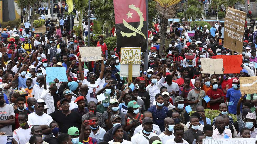 Populares participam na marcha "Em Defesa do Estado Democrático de Direito", organizada por organizações juvenis de partidos políticos e da sociedade civil angolana, contra o "retrocesso da frágil democracia" e "violações sistemáticas da Constituição", considerando que Angola vive um momento que “periga a sã convivência entre os atores políticos e que pode propiciar convulsões sociais a exemplo de outros países africanos”, em Luanda, Angola, 16 de outubro de 2021. AMPE ROGÉRIO/LUSA