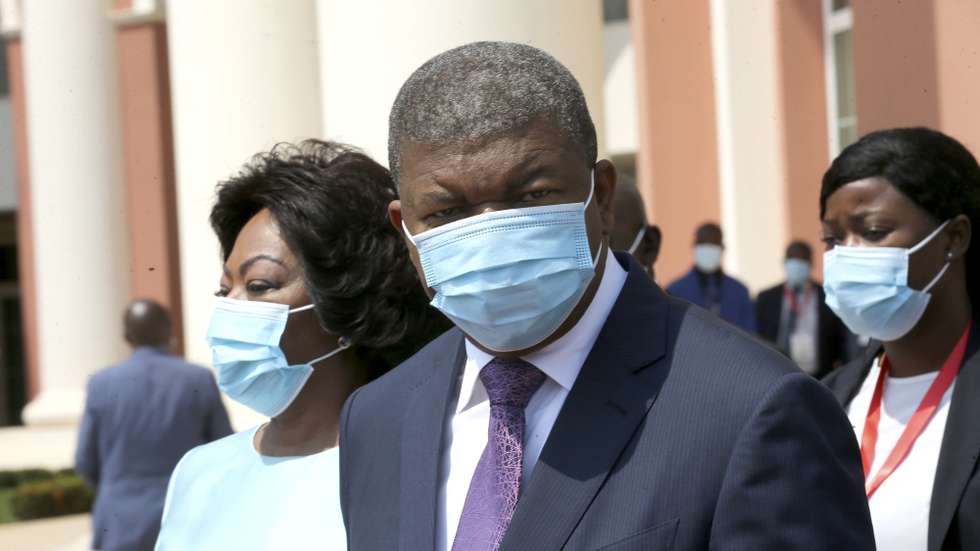 O Presidente da República de Angola, João Lourenço, acompanhado pela sua mulher, Ana Dias Lourenço, à saída da cerimónia de abertura da sessão plenária solene da 5.ª sessão legislativa da 4.ª legislatura da Assembleia Nacional, em Luanda, Angola, 15 de outubro de 2021. Na sua mensagem à nação, que marcou hoje a abertura do ano parlamentar, João Lourenço afirmou que, no corrente ano, foram recuperados quase 5.000 milhões de dólares (4.300 milhões de euros), em dinheiro, bens, património ou participações sociais, dos quais 2.100 milhões de dólares (1.800 milhões de euros) foram concretizados no estrangeiro. AMPE ROGÉRIO/LUSA