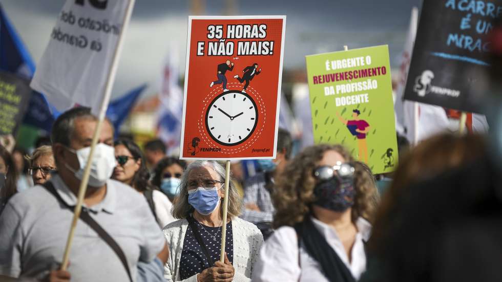 Manifestação nacional de professores e educadores convocada pela Federação Nacional dos Professores (FENPROF) para exigir que as condições de trabalho e os direitos dos professores sejam respeitados, em Lisboa, 05 de outubro de 2021.  RODRIGO ANTUNES/LUSA