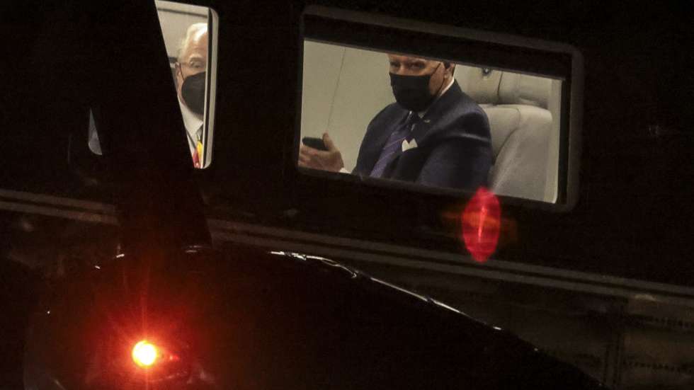 epa09538163 US President Joe Biden is seen inside Marine One as he arrives on the South Lawn of the White House from a trip to Baltimore; in Washington, DC, USA, 21 October 2021. President Biden traveled to Baltimore to participate in a town hall hosted by CNN.  EPA/Oliver Contreras / POOL
