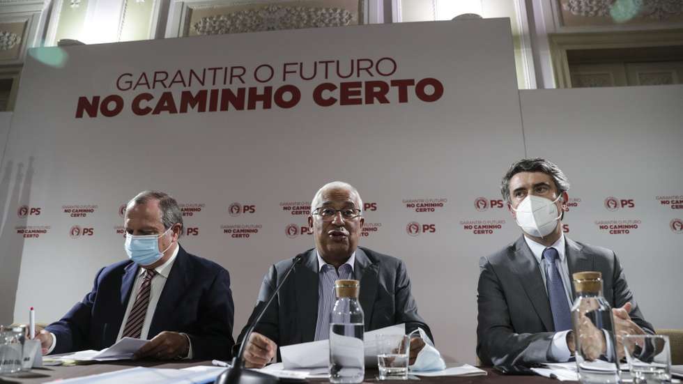 O secretário-geral do Partido Socialista (PS), António Costa, ladeado pelo secretário-geral adjunto dos PS, José Luís Carneiro (D), e por Carlos César (E), durante a Reunião da Comissão Política, para avaliação do estado das negociações com BE, PCP, PEV e PAN, para a viabilização do Orçamento do Estado para 2022, na sede do partido, em Lisboa, 22 de outubro de 2021. TIAGO PETINGA/LUSA