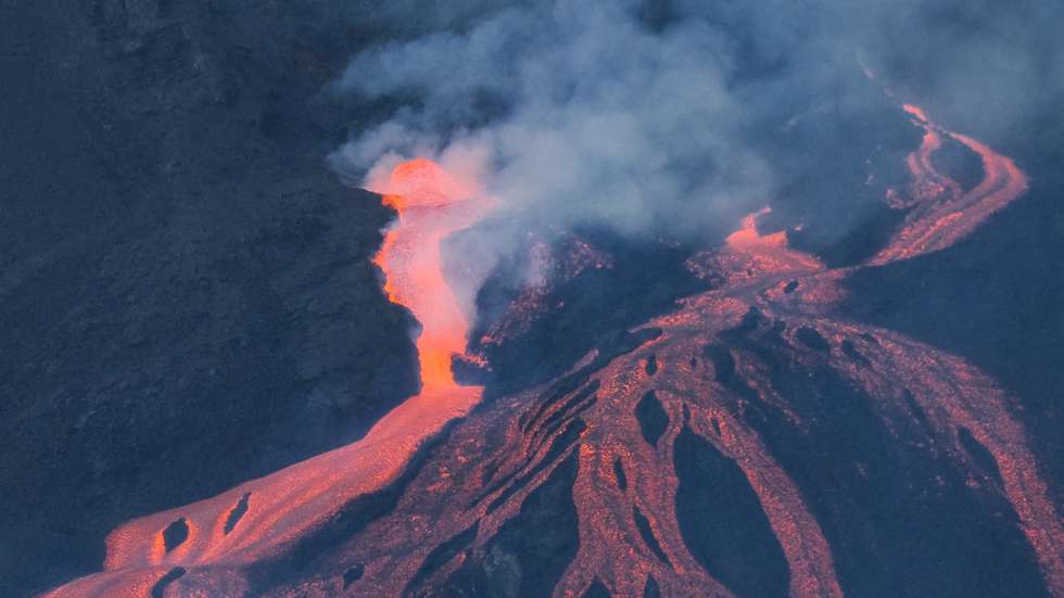 epa09541777 View of the Cumbre Vieja volcano and the stream of lava from the municipality of El Paso, on the island of La Palma, the Canaries, Spain, 23 October 2021.  EPA/ANGEL MEDINA G.