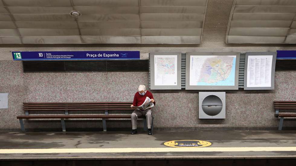 Um utente do Metro de Lisboa lê o jornal na estação da Praça de Espanha