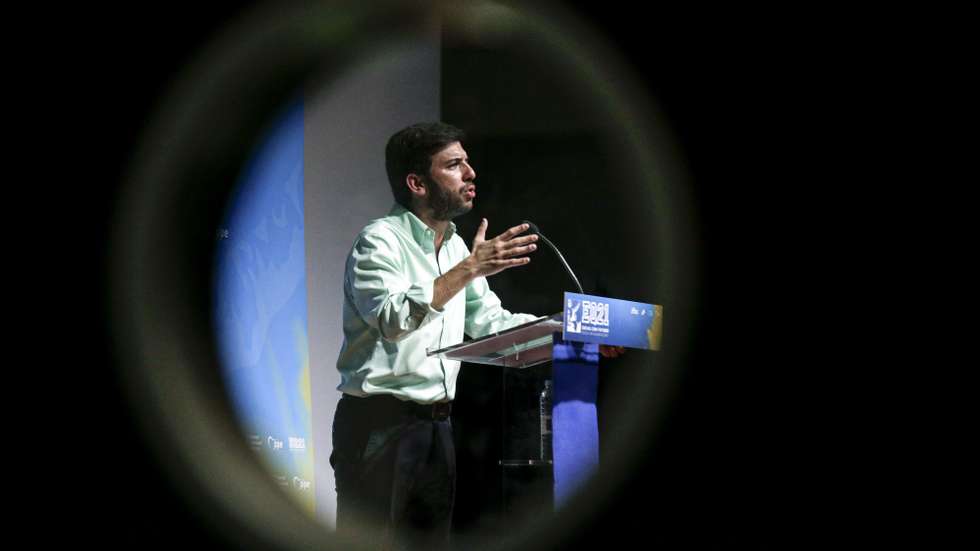 O presidente do CDS-PP, Francisco Rodrigues dos Santos, discursa durante a sessão de encerramento da Escola de Quadros 2021, em Portimão, 24 de outubro de 2021. Ao intervir na sessão de encerramento da escola de quadros da Juventude Popular, em Faro, o líder dos centristas defendeu que as tradições militares “não são negociáveis” e os valores da instituição militar “não são modificáveis”. LUÍS FORRA / LUSA