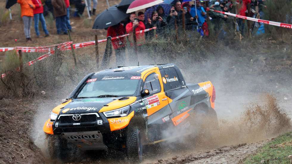 A dupla de pilotos Tiago Reis/Valter Cardoso, em Toyota Hilux, em prova no primeiro setor seletivo da 35.ª Baja Portalegre 500, disputado esta manhã em Portalegre, 29 de outubro de 2021. NUNO VEIGA/LUSA