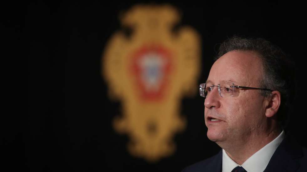 O presidente do Conselho Económico e Social (CES), Francisco Assis, fala aos jornalistas após uma reunião com o Presidente da República, Marcelo Rebelo de Sousa (ausente da fotografia, no Palácio de Belém, em Lisboa, 29 de outubro de 2021. A audição conjunta às quatro confederações patronais, CIP, CCP, CAP e CTP, acontece para discutir a situação na Comissão Permanente de Concertação Social no dia em que foi divulgado o calendário de audiências com os partidos e o Conselho de Estado nos termos impostos pela Constituição para a dissolução do parlamento. MÁRIO CRUZ/LUSA