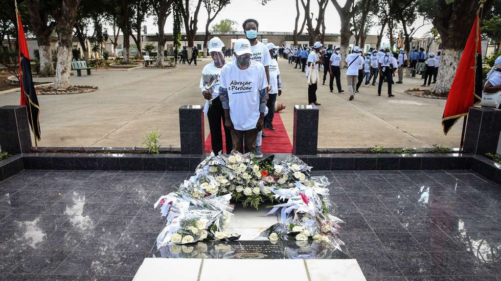 Homenangem as vítimas do alegado golpe de Estado de 27 de maio de 1977, no cemitério de Santa Ana, em Luanda, Angola, 27 de maio de 2021. O Governo angolano homenageia hoje, pela primeira vez em 44 anos, as vítimas do alegado golpe de 27 de maio de 1977, um dia depois do Presidente de Angola pedir desculpa pelas execuções sumárias. AMPE ROGÉRIO/LUSA