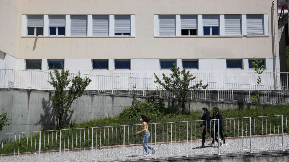 Alunos na Escola Secundária Infanta Dona Maria, em Coimbra, 17 de maio de 2021. A diretora da escola aponta para o contexto familiar como uma característica muito relevante para a posição, no ranking, da Escola Secundária Infanta Dona Maria, em Coimbra, que foi a melhor escola pública do país no ranking em 2020 (34.ª no total) e onde para além das “boas condições físicas” e um “conjunto de professores que ajuda os seus alunos a alcançarem” , também o contexto familiar tem papel importante nos resultados da escola. (ACOMPANHA TEXTO DA LUSA DO DIA 21 DE MAIO DE 2021). PAULO NOVAIS/LUSA