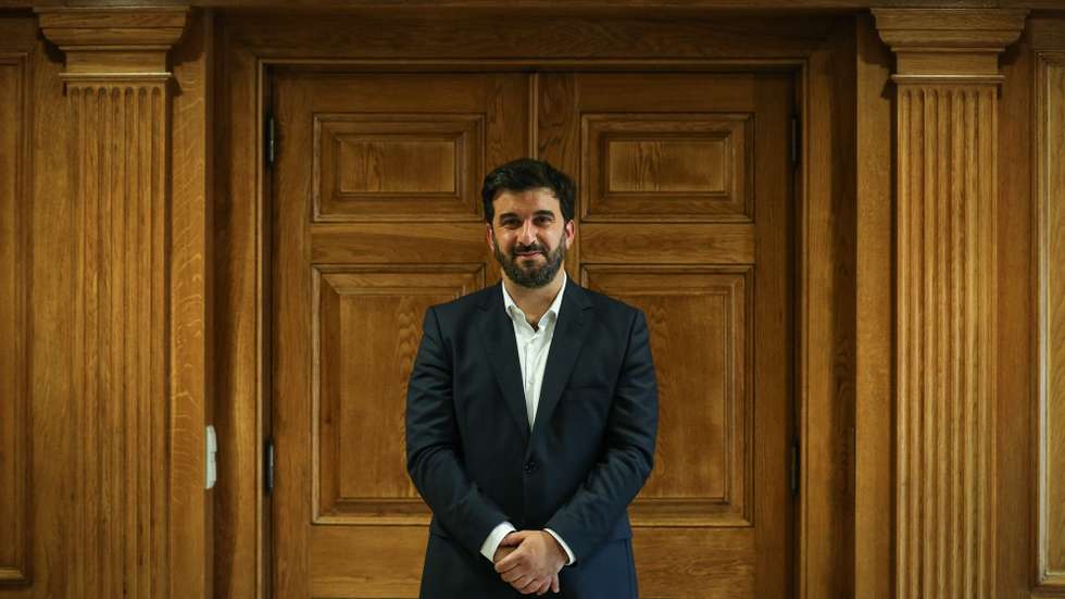 O ministro da Educação, Tiago Brandão Rodrigues, posa para a fotografia depois de uma entrevista à Agência Lusa, em Lisboa, 10 de setembro de 2021.  (ACOMPANHA TEXTO DE 13/09/2021) RODRIGO ANTUNES/LUSA