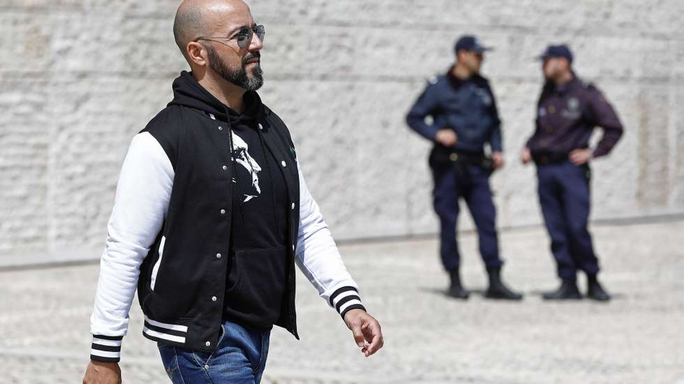 O líder do Partido Nacional Renovador (PNR), Mário Machado (E), protesta em frente ao  Museu Coleção Berardo, no Centro Cultural de Belém, numa ação divulgada nas redes socias como"Berardo paga o que deves", contra a dívida do empresário Joe Berardo à banca portuguesa, em Lisboa, 20 de abril de 2019. ANTÓNIO PEDRO SANTOS/LUSA