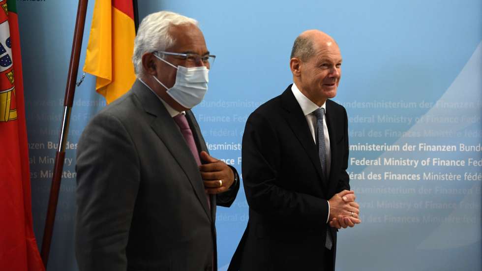 epa09573835 German acting Finance Minister Olaf Scholz (R) welcomes Portugal's Prime Minister Antonio Costa for lunch in Berlin, Germany, 10 November 2021. Costa stays in Berlin to meet Scholz and later Chancellor Merkel to analyze bilateral relations and the European Union policy for social and economic recovery.  EPA/ANNEGRET HILSE / POOL