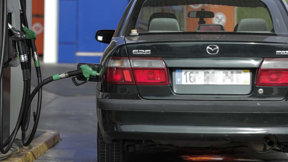 Automobilistas portugueses abastecem em Espanha para fugir aos preços altos dos combustíveis em Portugal e vão abastecer a Espanha, onde a diferença pode chegar aos 36 cêntimos por litro, em Ayamonte, Espanha, 17 de outubro de 2021. (ACOMPANHA TEXTO). LUÍS FORRA/LUSA