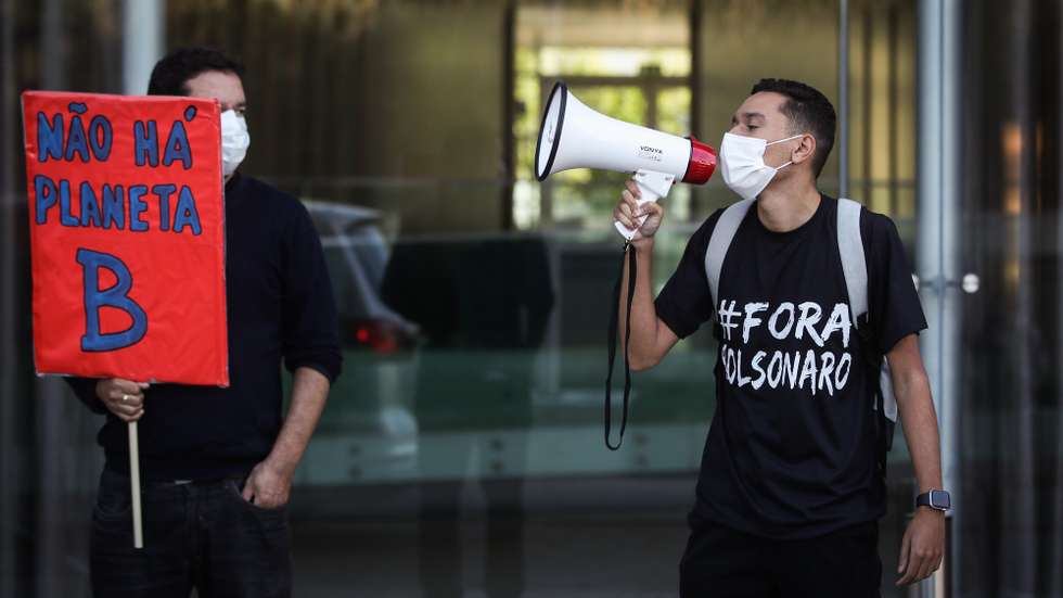 Pessoas participam na manifestação "Pressão no Arthur Lira" contra o presidente da Câmara dos Deputados do Brasil, Arthur Lira (ausente da fotografia), que se encontra em visita a Potugal, em Lisboa, 11 de novembro de 2021. MÁRIO CRUZ/LUSA